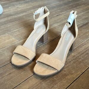 Portland Strapped sandal with heel size 9 women’s NWOT